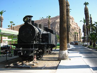 La plaza del Tren con la
                                  locomotora de vapor, primer plano