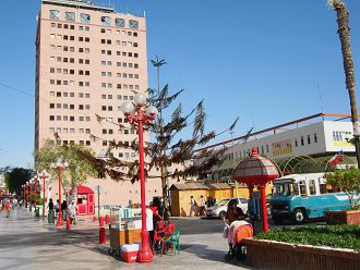 Pasaje 21 de Mayo, la torre Empressarial
                          con el correo