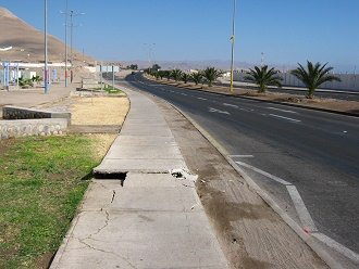 Kapitn-Avalos-Allee, ein Schaden im
                          Brgersteig bei der Haltestelle
                          "Kartoffelberg" (Cerro Chuo)