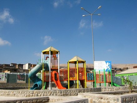 Kinderspielplatz mit Spielburg nahe der
                            Haltestelle auf der schwedischen Gift-Erde
                            mit 14 Gift-Metallen