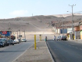 Die Sicht auf das Ende der Morrillos-Alle
                          mit den gelben Pfosten mit der Aufschrift
                          "l-Pipeline"
                          ("oleoducto")