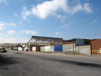 Der Weg durch die Gewerbezone hinter dem
                          Kartoffelberg 01