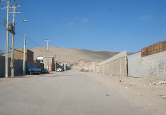 Der Weg durch die Gewerbezone
                                  hinter dem Kartoffelberg 04