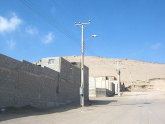 Der Weg durch die Gewerbezone
                                  hinter dem Kartoffelberg 05 mit einem
                                  Wohnhaus