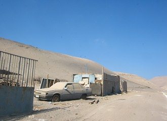 Ein wildes Haus auf dem
                                  Kartoffelberg hinter der Gewerbezone