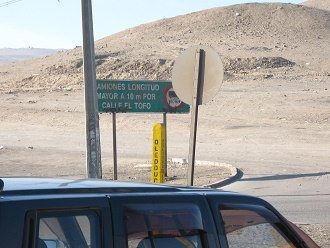 Das Ende der Morrillo-Allee,
                        eine Tafel weist auf passierende, grosse
                        Lastwagen hin, und der gelbe Pfosten warnt vor
                        der l-Pipeline