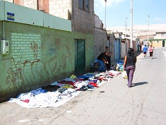 Ein kleiner Flohmarkt neben dem Markt
                        "Kartoffelberg" in Arica