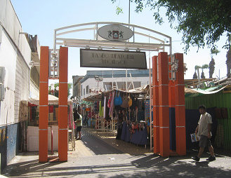 Pasaje Thomson en Arica, la
                                    portada de un pasaje peatonal con
                                    muchos puestos de venta de artesana
                                    fantstica