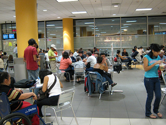 El aeropuerto de Lima, sector de
                          restaurantes sin sillas libres 01