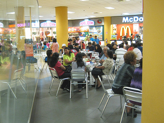 El aeropuerto de Lima, sector de restaurantes
                sin sillas libres 02