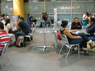 El aeropuerto de Lima, sector de
                          restaurantes sin sillas libres 03
