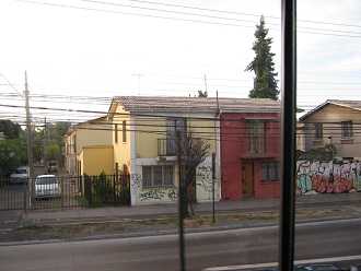 Barrio lateral con casas pequeas