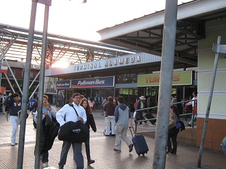 La fachada del terminal de buses
                        "Alameda" cerca de la estacin del
                        metro subterrneo "Universidad de
                        Santiago"