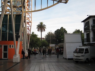 Der Terminal Alameda mit einer Palme im
                        Hintergrund