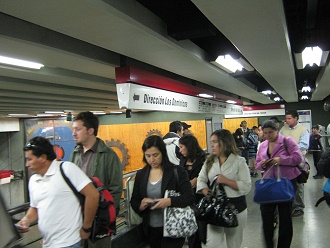 Estacin del metro subterrneo
                        "Universidad de Santiago", el acceso
                        para "Dominicos"