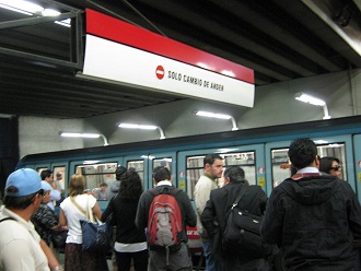 El andn del metro subterrneo con un tren
                        con color azul claro