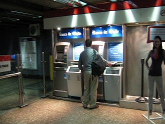 Die U-Bahnstation "Moneda",
                        Bankomaten