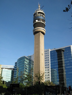 La torre portaantenas cerca de la estacin
                        "La Moneda"