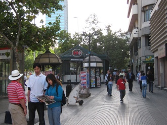 Der Eingang der U-Bahnstation
                        "Universitt Chile" ("universidad
                        de Chile")
