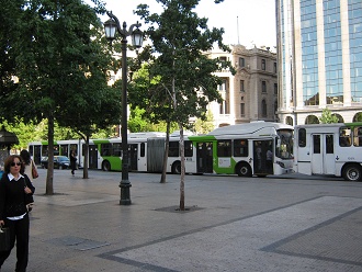 Avenida Higgins con buses con flechas