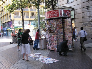Ahumada-Passage ("paseo
                        Ahumada"), Zeitungen sind auf dem Boden
                        ausgelegt