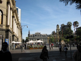 La vista pasando la plaza central (plaza de
                        Armas)