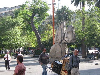 Plaza central (plaza de Armas) de Santiago,
                        el monumento mapuche con carro a mano