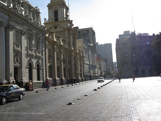 Plaza central (plaza de Armas), bolardos
                        pequeos limitando la calle