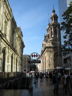 Zentralplatz (Waffenplatz, plaza de Armas),
                        der U-Bahn-Eingang mit dem Logo mit den drei
                        Trapezen, Nahaufnahme