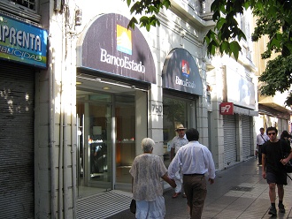 Brckenpassage (paseo Puente), die
                                Staatsbank "Banco Estado"