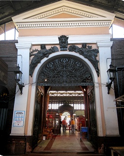Mercado central, puerta grande en la sala,
                        foto panormica