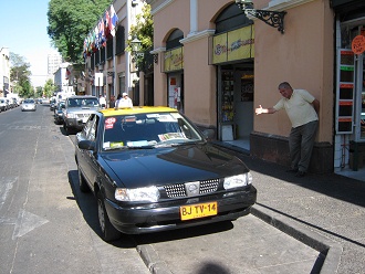 Taxi de Santiago de Chile en blanco y
                          amarillo, vista de frente