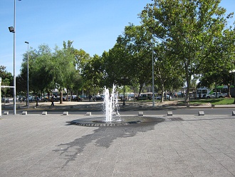 Balmaceda-Allee (avenida Balmaceda),
                        kleiner Springbrunnen