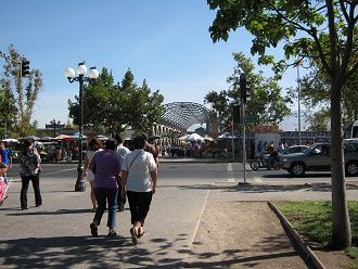 Balmaceda-Allee (avenida Balmaceda), Sicht
                        auf die Wagenbrcke (puente Los Carros),
                        Frontalaufnahme