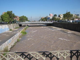 Der Mapocho-Fluss, Sicht abwrts in
                Richtung Westen