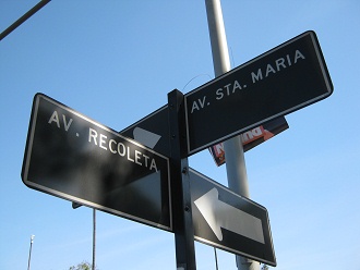 Rtulos avenida Recoleta con avenida Santa
                        Mara