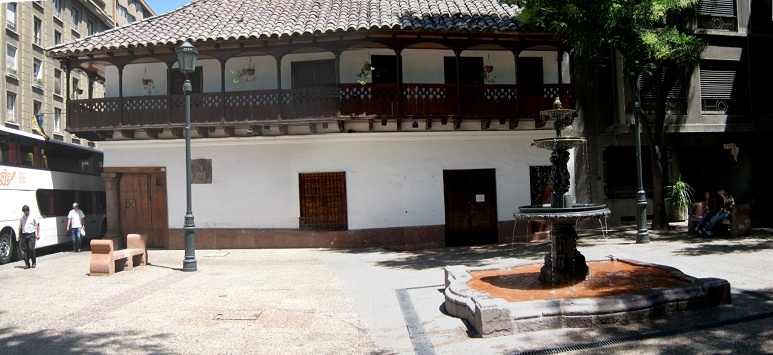 Brunnen mit Hausfassade, Paronamafoto