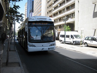 Avenida McIver, bus urbano de frente,
                        primer plano