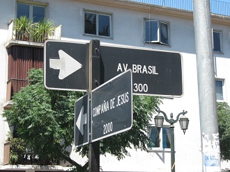 Strassenschilder Brasilienallee (avenida
                        Brasil) und Jesus-Begleitungs-Allee (avenida
                        Compaa de Jess), Nahaufnahme