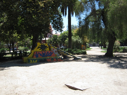 El parque infantil en la plaza Brasil,
                        tobogn piramidal