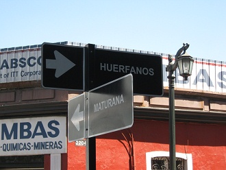 Rtulos calle Hurfanos y calle
                          Matucanastrasse, primer plano