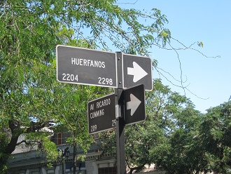 Rtulos calle Hurfanos y avenida
                          Cumming