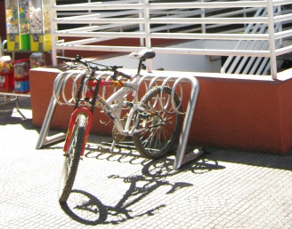 Avenida Cumming, centro comercial
                              Santa Isabel, aparcamiento de bicicletas,
                              primer plano