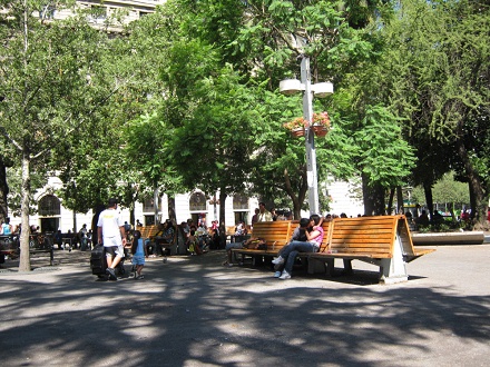 Plaza de Armas en Santiago de Chile,
                          bancos