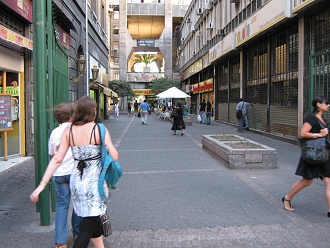 Un pasaje peatonal en el centro de
                          Santiago de Chile