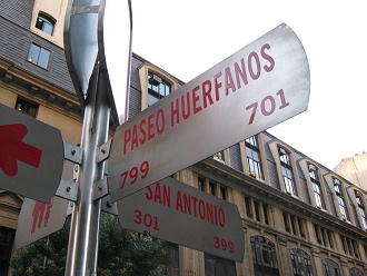 Strassenschilder Waisenkinderstrasse
                          (calle Hurfanos) und Hl.-Anton-Strasse (calle
                          San Antonio)