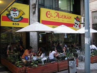 Caf con terraza "El Alemn" en
                          la calle Hurfanos