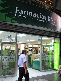 Farmacia "Knop" en la calle
                          Hurfanos