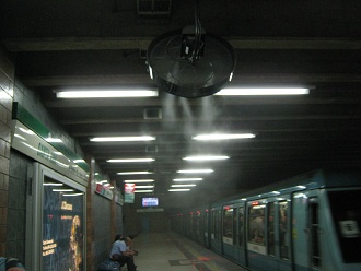 Estacin del metro "Santa Ana",
                          ventiladores de humedad, vista de atrs