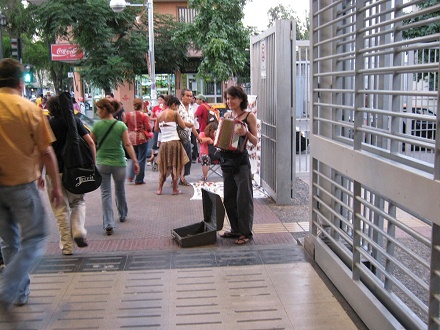 Estacin del metro Cumming, una mujer
                          tocando el acorden